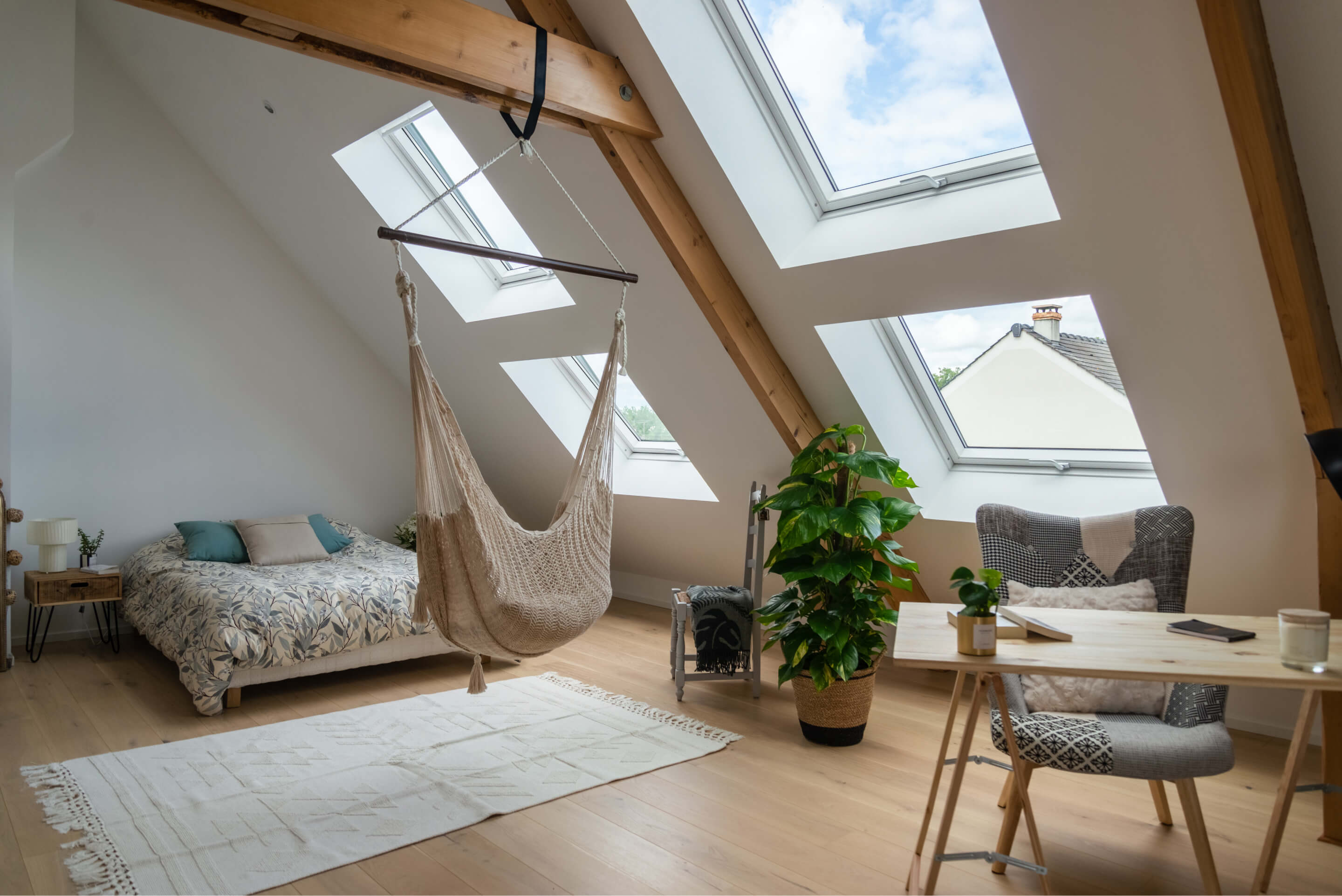 VELUX dakvensters met rolluiken voor een knusse logeerkamer onder het dak
